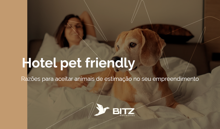 Ao fundo da imagem, uma mulher sorrindo deitada na cama com um cachorro e em primeiro plano a inscrição: hotel pet friendly: razões para aceitar animais de estimação no seu empreendimento