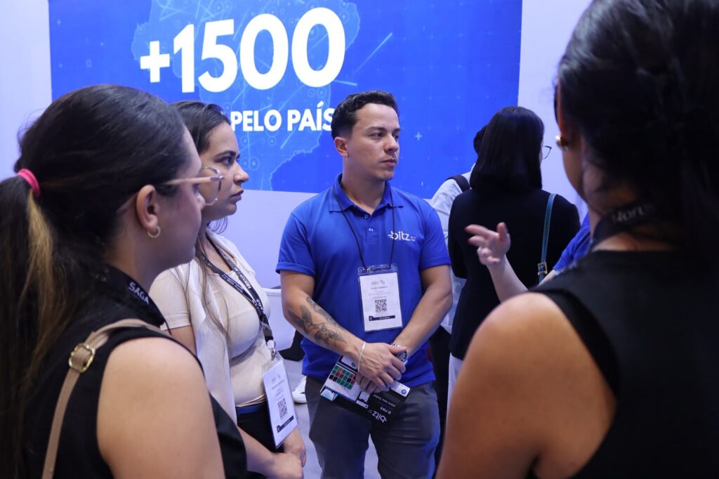 gestor comercial Lucas Sanfelice junto dos clientes no stand da bitz na equipotel 